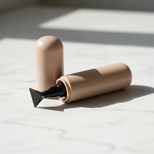 Perfilador de sello waterproof beige sobre mármol blanco